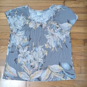 Elegant Floral Blouse in Gray